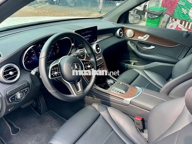 Mercedes Benz GLC 2022 200 4Matic V1, màu trắng.