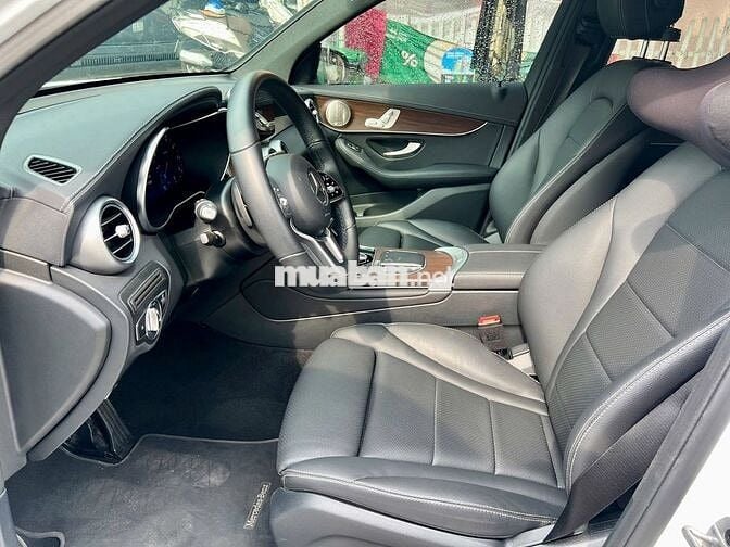 Mercedes Benz GLC 2022 200 4Matic V1, màu trắng.