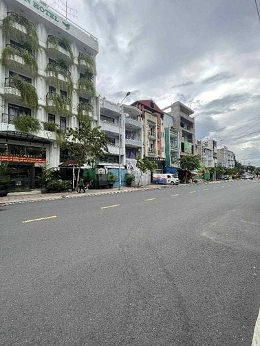 NHÀ 110M - XÂY 4 TẦNG - MẶT TIỀN ĐƯỜNG 26 - CÁCH ME TRO 100M ( 20 TỶ )