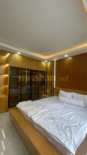 Nhà đẹp vị trí đắc địa gần công viên xe hơi để trong nhà có thang máy 