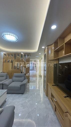 Nhà đẹp vị trí đắc địa gần công viên xe hơi để trong nhà có thang máy 