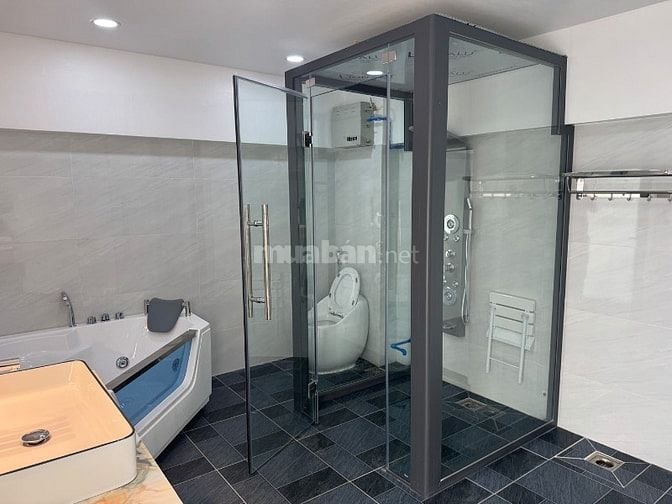 Nhà đẹp vị trí đắc địa gần công viên xe hơi để trong nhà có thang máy 