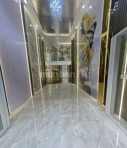 Nhà đẹp vị trí đắc địa gần công viên xe hơi để trong nhà có thang máy 