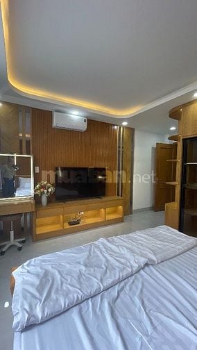 Nhà đẹp vị trí đắc địa gần công viên xe hơi để trong nhà có thang máy 