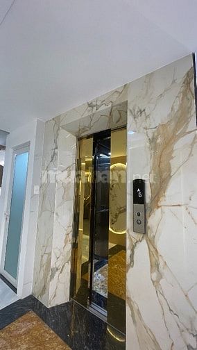 Nhà đẹp vị trí đắc địa gần công viên xe hơi để trong nhà có thang máy 