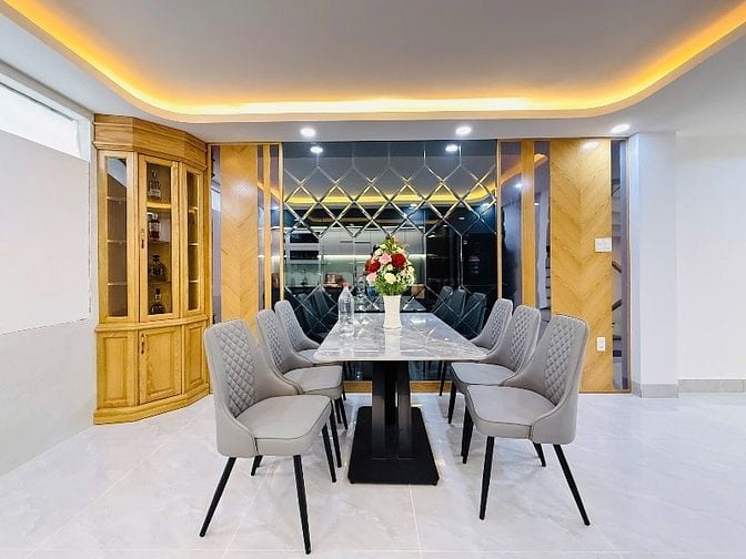 Nhà đẹp vị trí đắc địa gần công viên xe hơi để trong nhà có thang máy 