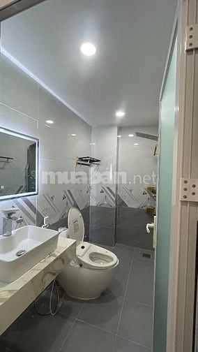 Nhà đẹp vị trí đắc địa gần công viên xe hơi để trong nhà có thang máy 