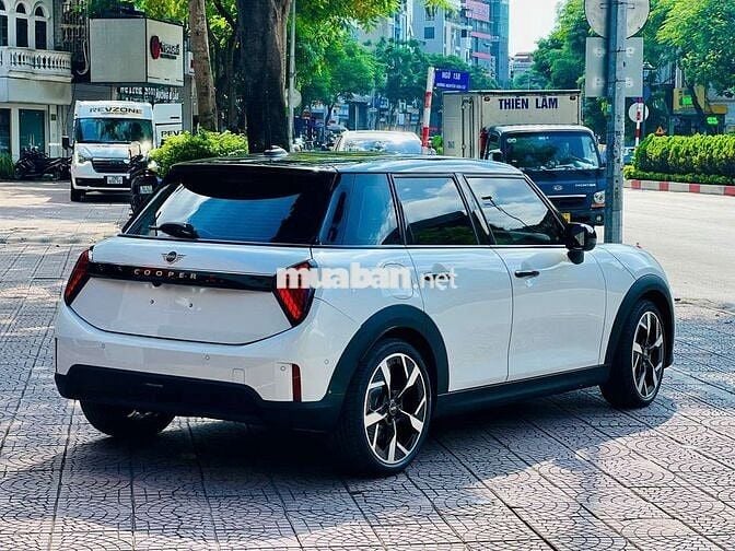 Mini Cooper S 5 Door, thơm mùi mới, đi đúng 143 km