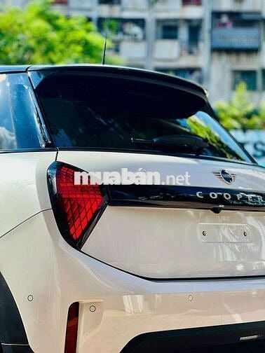 Mini Cooper S 5 Door, thơm mùi mới, đi đúng 143 km
