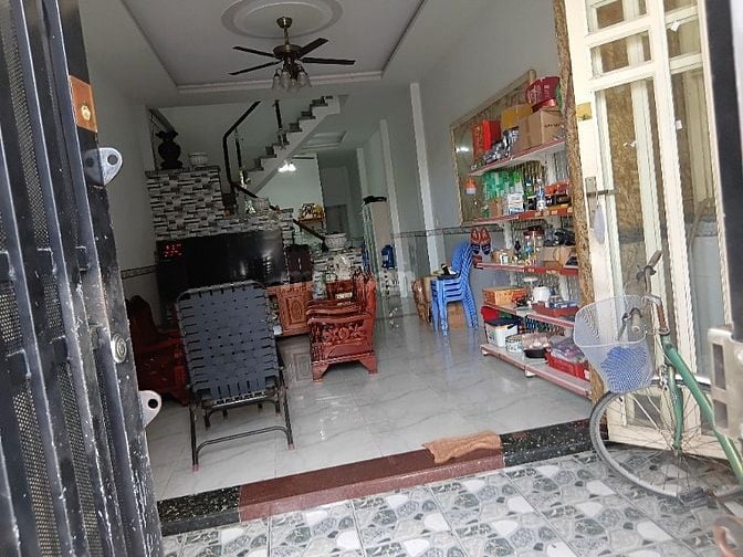 Bán nhà mặt tiền đối diện chợ.