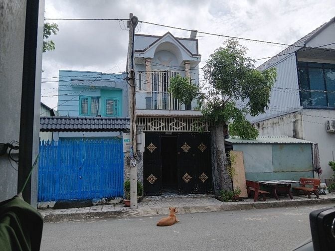 Bán nhà mặt tiền đối diện chợ.