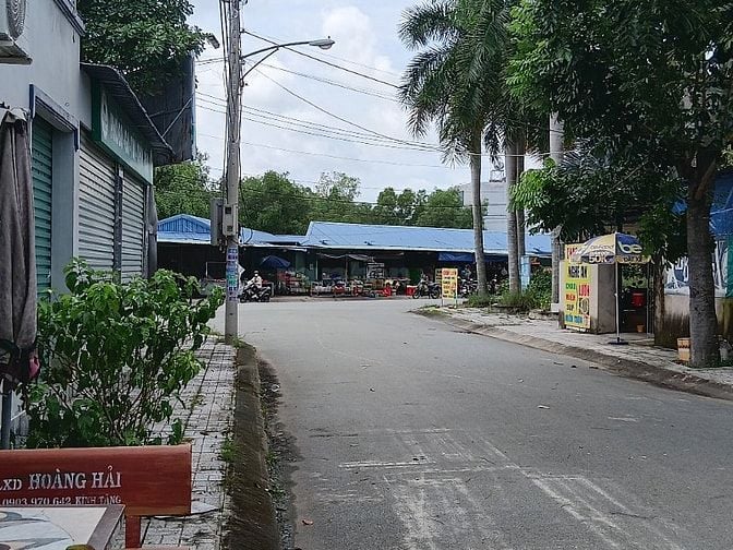 Bán nhà mặt tiền đối diện chợ.