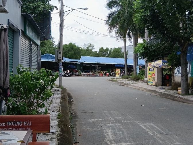 Bán nhà mặt tiền đối diện chợ.