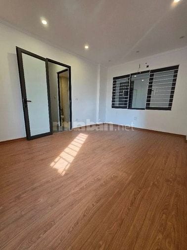 BÁN NHÀ RIÊNG BÁT KHỐI 30M2 - LONG BIÊN.