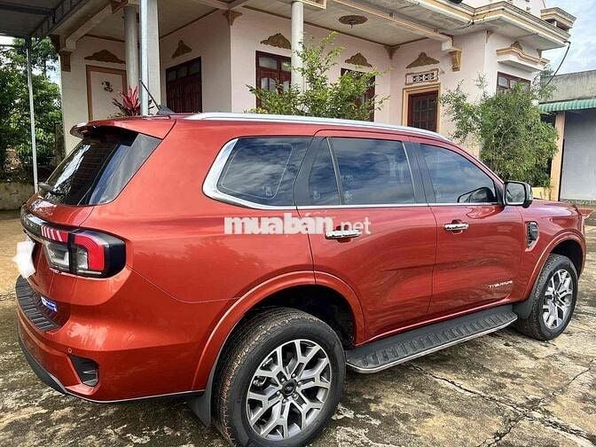 Ford Everest 2023 Titanium 2.0L 4x2 AT - 15000 km