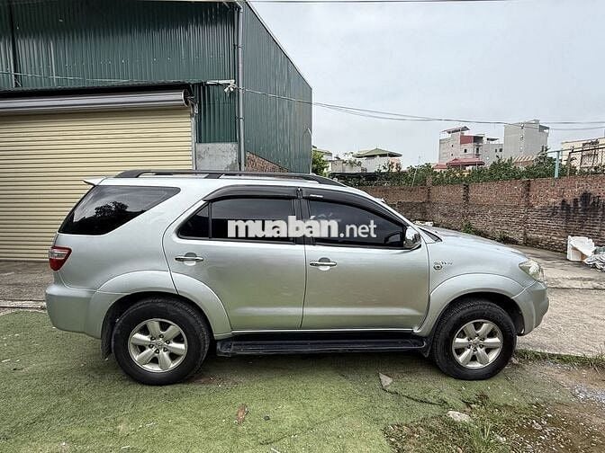 Toyota Fortuner 2010 2.7V 4x4 AT - 220000 km