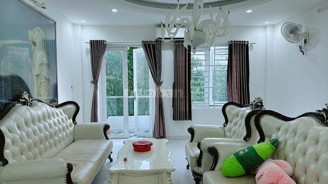 Cần cho thuê Nhà Nguyên Căn 3 Lầu có FULL nội thất Như Hình ở KDC 13E 