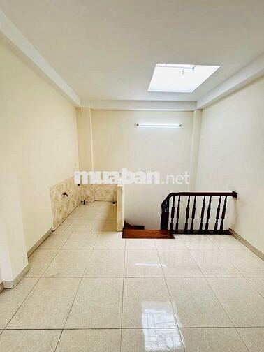 Nhà Cầu Giấy 30m², 5 Tầng, Giá 7.9 Tỷ – Tiện Ích Đầy Đủ, Vị Trí Tốt