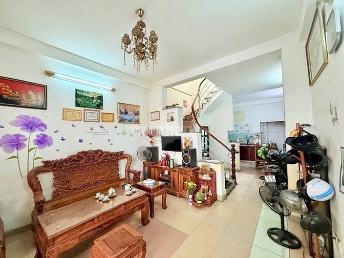 Cần bán nhà 4x14 1 trệt 2 lầu ô tô đỗ cửa đi.Tân K Tân Quý chỉ 5.680Ty