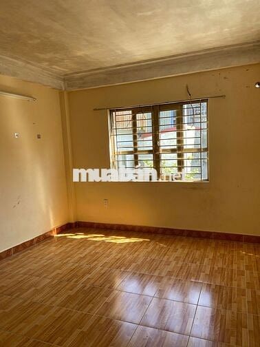 Nhà nhỏ phù hợp gia đình trẻ cần bán, vị trí cực đẹp