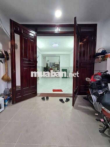 Cho thuê nhà 3 lầu gần ngã tư Tô Kí Trung Mỹ Tây