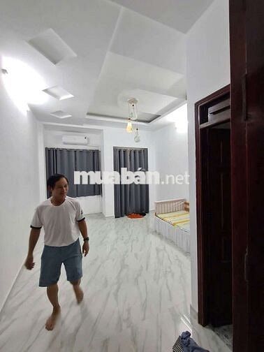 Cho thuê nhà 3 lầu gần ngã tư Tô Kí Trung Mỹ Tây