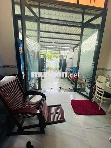 BÁN ĐẤT TẶNG NHÀ SÁT MT ĐƯỜNG HXH 120M2 FULL NỘI THẤT XÁCH VALI VÔ Ở