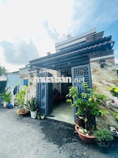 BÁN ĐẤT TẶNG NHÀ SÁT MT ĐƯỜNG HXH 120M2 FULL NỘI THẤT XÁCH VALI VÔ Ở