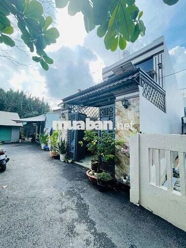 BÁN ĐẤT TẶNG NHÀ SÁT MT ĐƯỜNG HXH 120M2 FULL NỘI THẤT XÁCH VALI VÔ Ở
