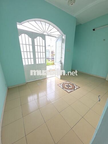 Cho thuê 1 tầng trong nhà nguyên căn 136m2, trung tâm phường TCH Q12