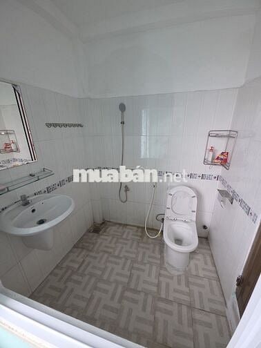 Cho thuê 1 tầng trong nhà nguyên căn 136m2, trung tâm phường TCH Q12