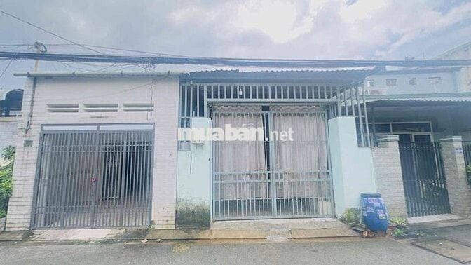 Nhà mặt tiền cấp 4 gác lững gần chợ Đông Hoà, Tp Dĩ An