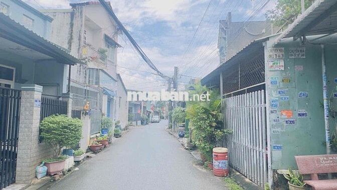 Nhà mặt tiền cấp 4 gác lững gần chợ Đông Hoà, Tp Dĩ An