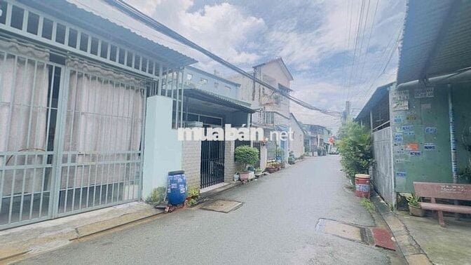 Nhà mặt tiền cấp 4 gác lững gần chợ Đông Hoà, Tp Dĩ An