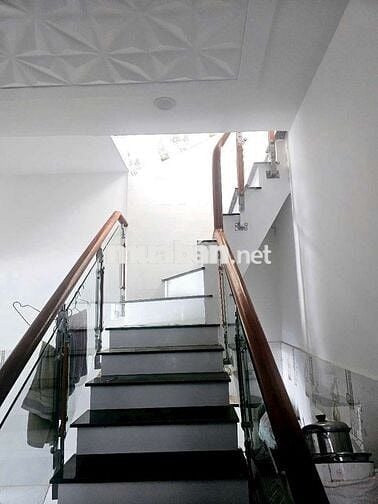 NHÀ TO CHÀ BÁ 90M2+SÂN SAU HẺM XE HƠI 2PN 2WC 1243 LÊ VĂN LƯONG