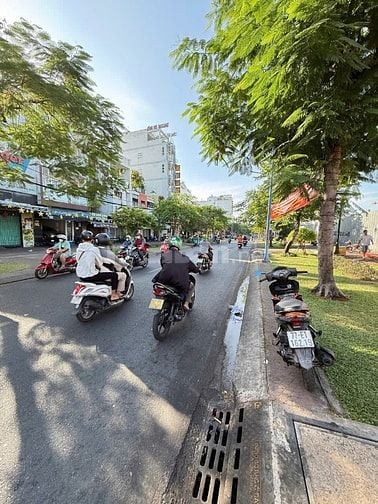 Bán nhà đẹp 227 Đồng Đen, P.11, Tân Bình, 6.4x27m