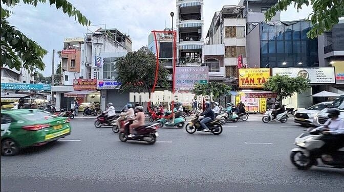 Nhà mặt tiền 3 phòng ngủ, đường Đinh Tiên Hoàng
