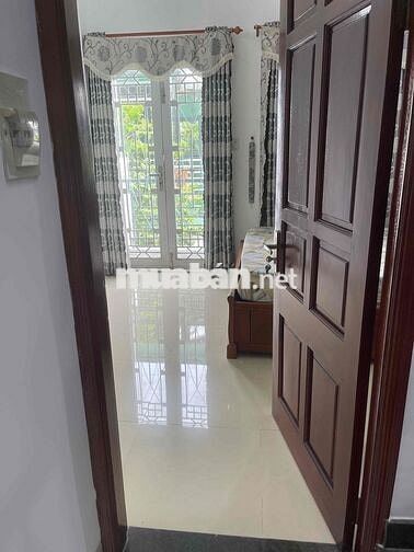 nhà 3 tầng 48 mét vuông 3 phòng ngủ đường Thống nhẩt khu yên tĩnh. giấ