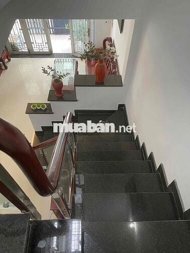 nhà 3 tầng 48 mét vuông 3 phòng ngủ đường Thống nhẩt khu yên tĩnh. giấ