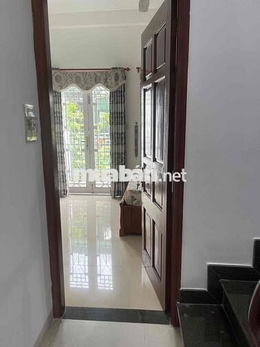 nhà 3 tầng 48 mét vuông 3 phòng ngủ đường Thống nhẩt khu yên tĩnh. giấ