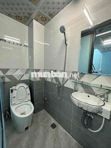 Cho thuê nhà nguyên căn đường xe tải Q6 (nhà mới 100%)