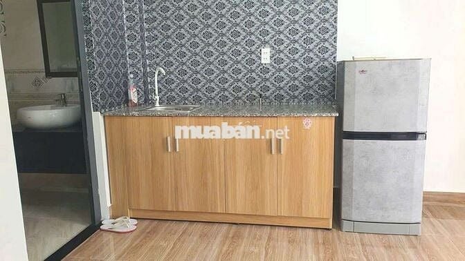 PHÒNG ĐẸP BAN CÔNG GIÁP QUẬN 10 - GẦN ETOWN CỘNG HOÀ GIÁ RẺ