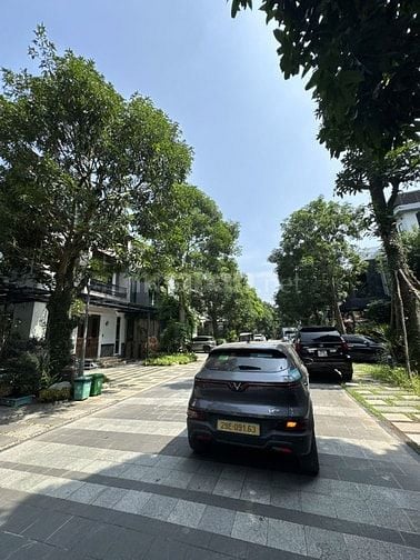 LÊ KHÔI Cho thuê BT đảo Eco park view nội khu sông xanh chảy sau nhà 