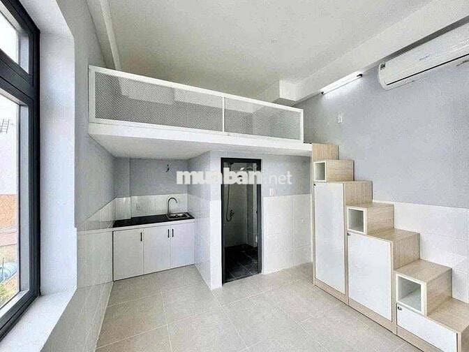 Phòng gác cao 1m8 cửa sổ lớn ngay đường Cộng Hoà - Gần nhà ga T3