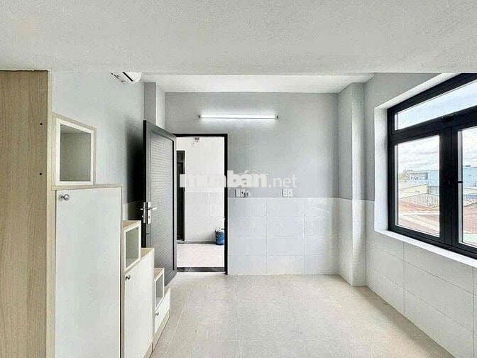 Phòng gác cao 1m8 cửa sổ lớn ngay đường Cộng Hoà - Gần nhà ga T3