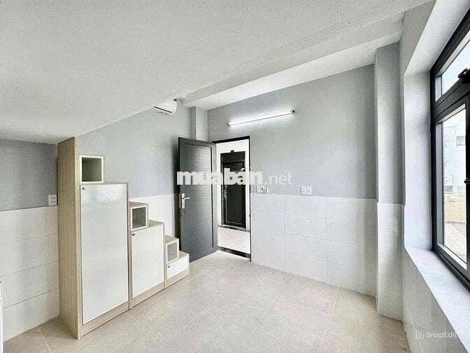 Phòng gác cao 1m8 cửa sổ lớn ngay đường Cộng Hoà - Gần nhà ga T3