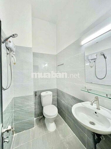 Phòng gác cao 1m8 cửa sổ lớn ngay đường Cộng Hoà - Gần nhà ga T3