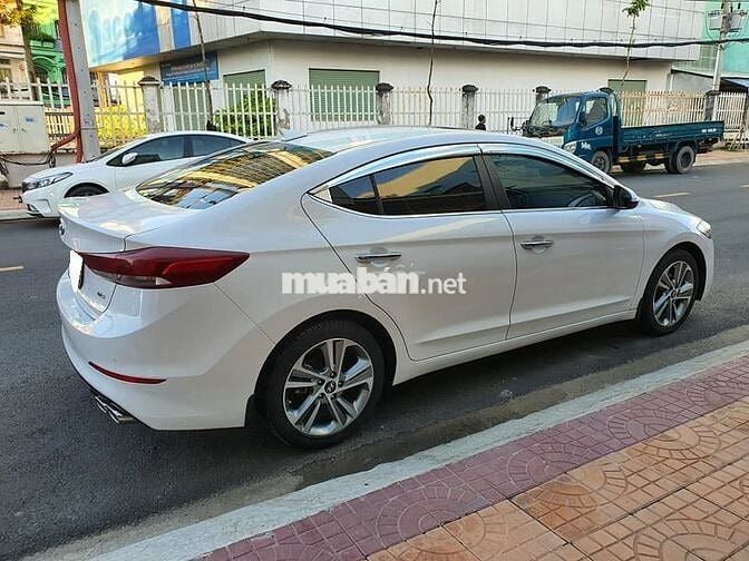 Hyundai Elantra 2.0 AT model 2018, màu trắng