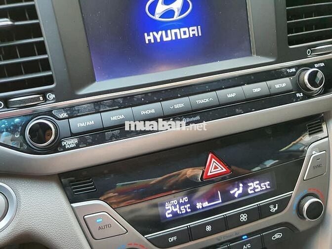 Hyundai Elantra 2.0 AT model 2018, màu trắng