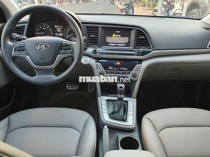 Hyundai Elantra 2.0 AT model 2018, màu trắng
